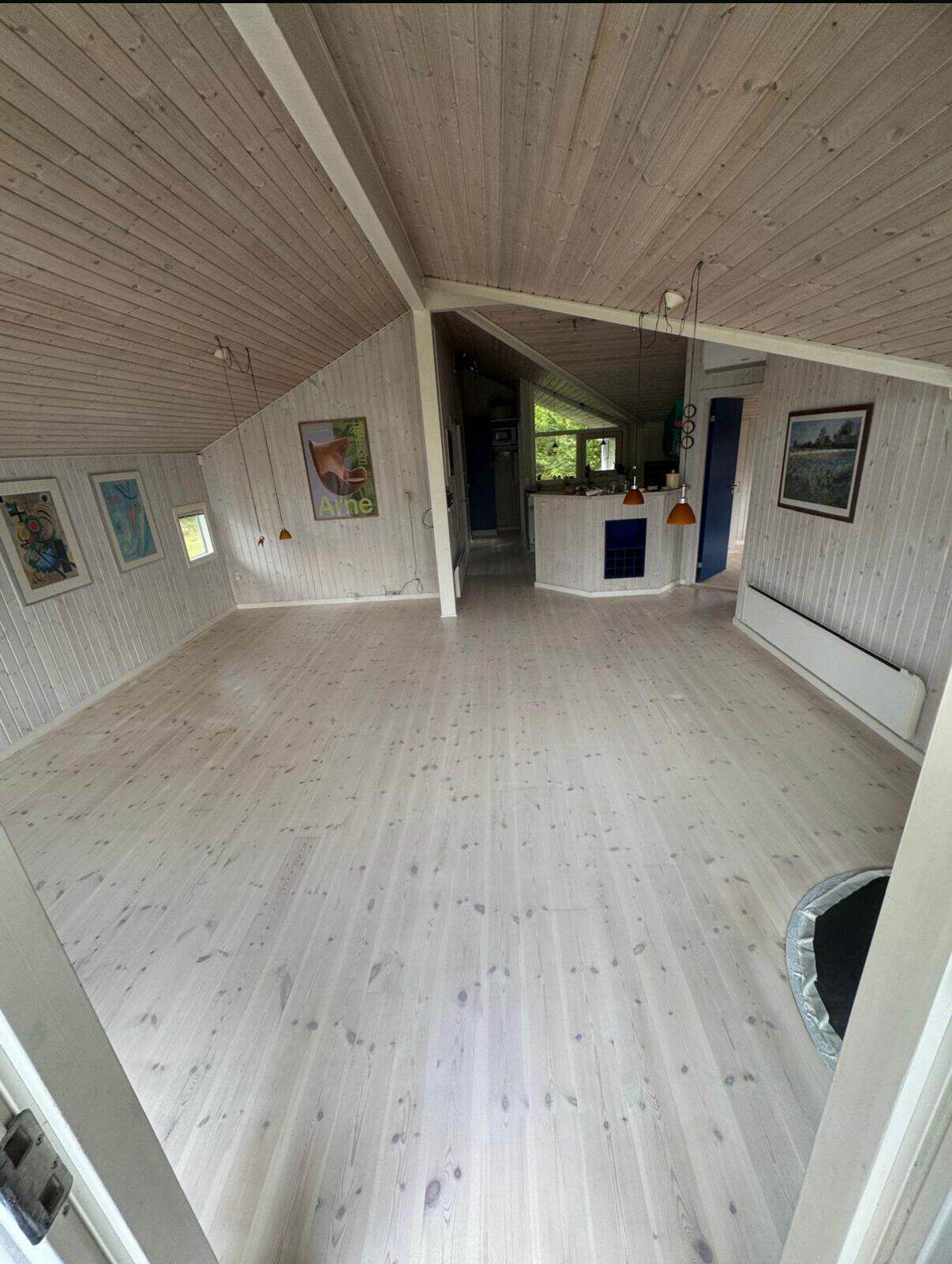 Nyslebet trægulv hos kunde