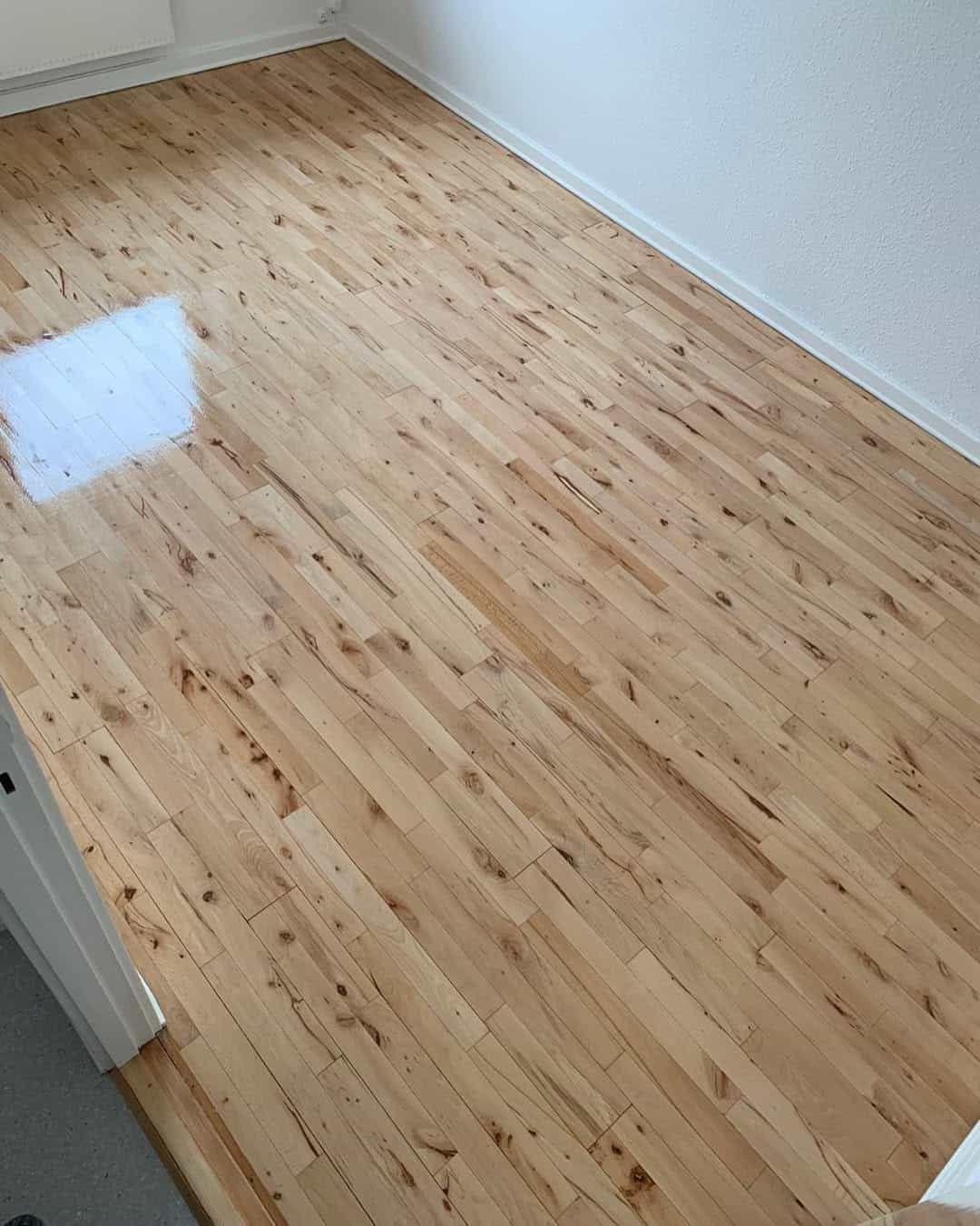 Nyslebet trægulv hos kunde